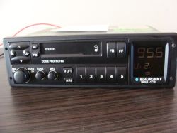 Radio samochodowe Blaupunkt Trier CC31 wyświetlające częstotliwość 95.6 na cyfrowym ekranie.