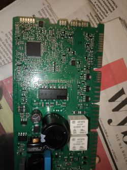 Płytka drukowana z elementami elektronicznymi, w tym przekaźnikami HF3FD i kondensatorami