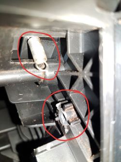 Delonghi intensa ecam 23.420 - Ekspres nie zrzuca zurzytej kawy do zbiorniczka