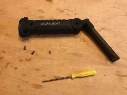 Recenzja i wnętrze latarki Worklight W-52 ładowanej przez USB Recenzja i wnętrze latarki Worklight W-52 ładowanej przez USB
