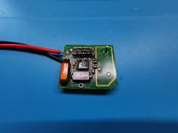 Płytka obwodu drukowanego pilota samochodowego na niebieskim tle