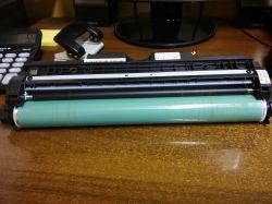 HP Laserjet CP1025 color - Drukarka robi smugi wzdłuż kartki papieru HP Laserjet CP1025 color - Drukarka robi smugi wzdłuż kartki papieru