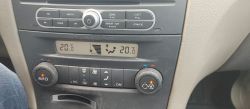 Panel klimatyzacji samochodowej ustawiony na 20 stopni.