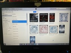 Ekran laptopa z otwartą aplikacją do odtwarzania audiobooków, pokazującą książki Andrzeja Sapkowskiego.