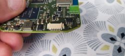 Widok zbliżonego fragmentu płytki drukowanej roweru elektrycznego z wyrwaną wtyczką.