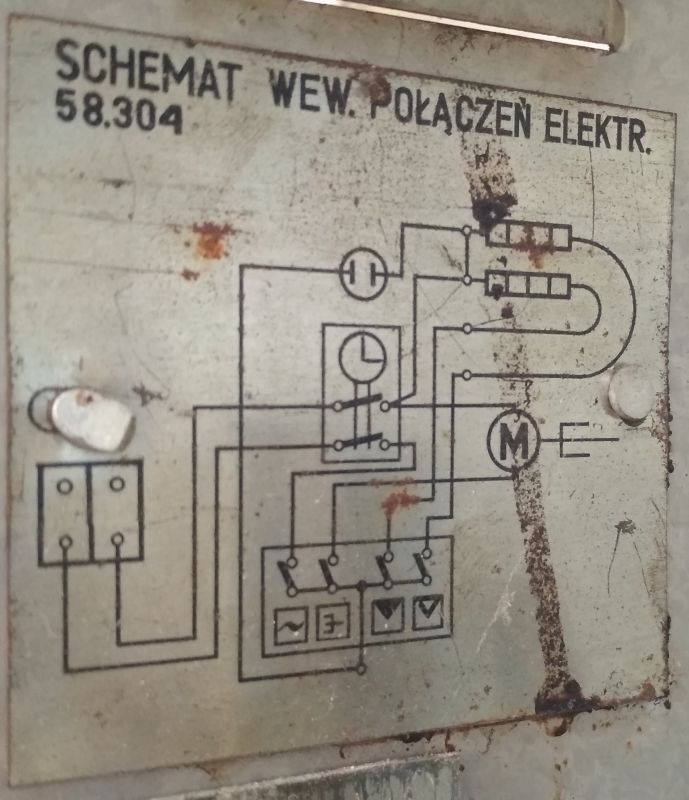 Zbliżenie na metalową tabliczkę ze schematem połączeń elektrycznych opiekacza Predom Selfa.