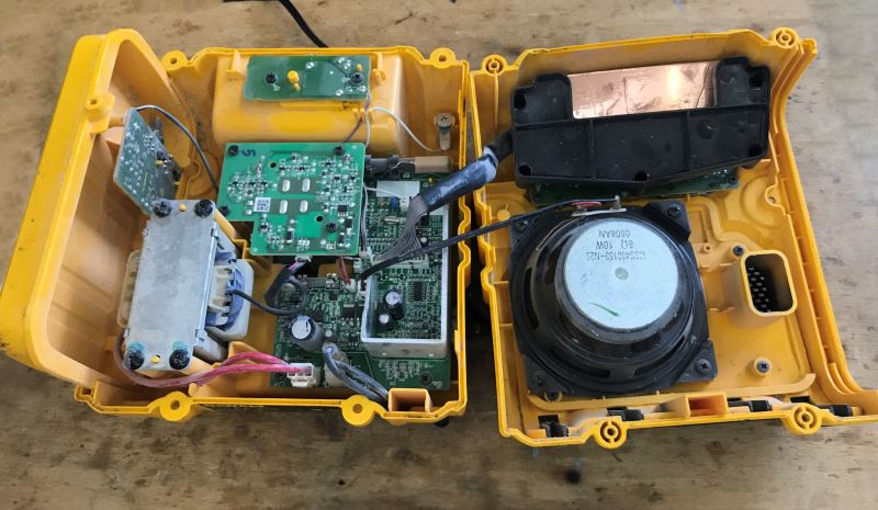 The inner workings and repair of the DeWalt DCR019 radio: a device for which spare parts are availab