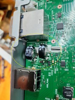 Płytka PCB z zaznaczonymi kondensatorami.