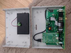Moduł MIDI z Raspberry Pi w otwartej obudowie, z widocznymi podzespołami elektronicznymi.
