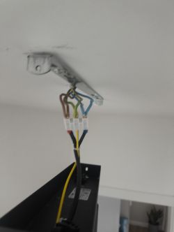 Połączenie przewodów lampy sufitowej z użyciem złączek przy suficie