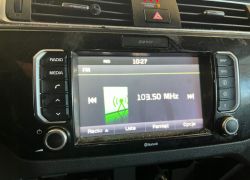 Radio/nawigacja Kia Rio 3 w samochodzie, model 96560-1W520.