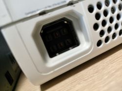 Zbliżenie na tylny panel urządzenia z portem zasilania