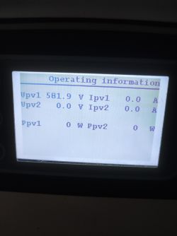 Zdjęcie wyświetlacza inwertera z błędem E34 i odczytami napięcia.