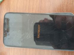 Pęknięty ekran smartfona z napisem FASTBOOT