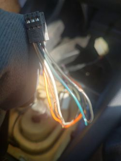 Zbliżenie na wtyczkę z kilkoma kolorowymi przewodami samochodowymi.