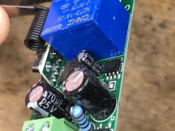 Zestaw RF pilot "włącznik" na baterie i przekaźnik do schowania w puszce (niby WiFi?)