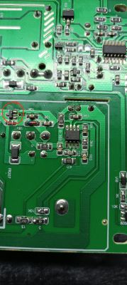 Płytka PCB z zaznaczonym tranzystorem oznaczonym symbolem „Y1”