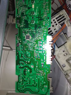 Siemens IQ100 - Brak reakcji, napięcie na programatorze, osmolone miejsca, wymiana modułu