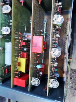 Płytki elektroniczne z wlutowanymi komponentami w urządzeniu elektronicznym.