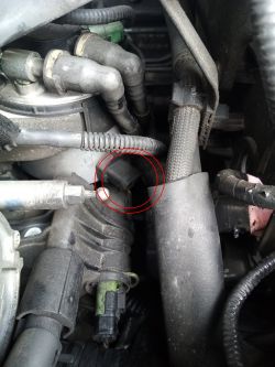 Mazda 3 2010r. 1.6d - Gniazdo przy filtrze paliwa bez wtyczki, czy to ok?