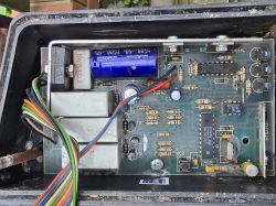 Płyta główna centralki bramy z widocznymi przewodami, przekaźnikami i elementami elektronicznymi.