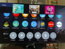 Ekran telewizora z menu aplikacji i opcją odinstalowania podświetloną na dole