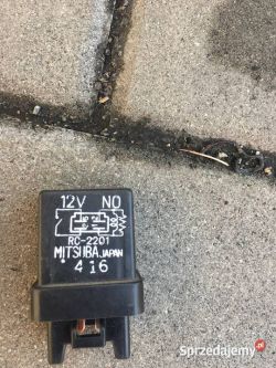 Przekaźnik Mitsuba RC-2201 na tle chodnika