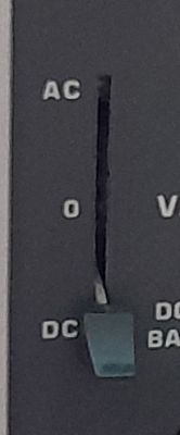 Przełącznik trzy pozycyjny z opcjami AC, 0 i DC na panelu oscyloskopu
