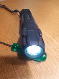 - Latarka Energizer HardCase Professional 2AA LED - wyłącza się