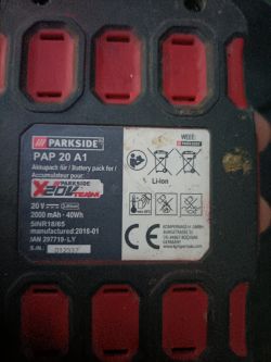 Pojemnik na akumulator Parkside PAP 20 A1 z etykietą informacyjną.