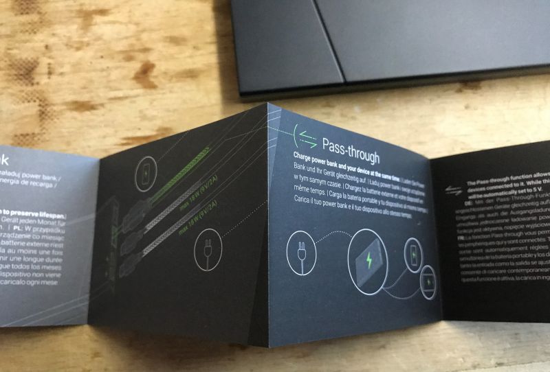 Instrukcja obsługi powerbanku GC PowerPlay, otwarta na stronie o funkcji Pass-through, z ilustracjami i tekstem w kilku językach.