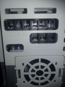 Podłączanie falownika iG5A-1 0.75kW SV008iG5A-1: rozmieszczenie zacisków R S T B1 B2 U V W