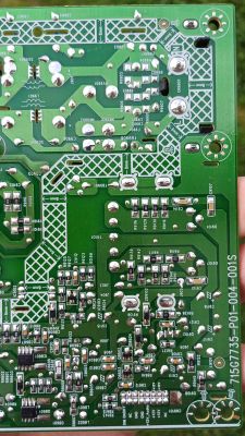 Widok tylnej części zielonej płytki drukowanej PCB z licznymi elementami elektronicznymi i ścieżkami.