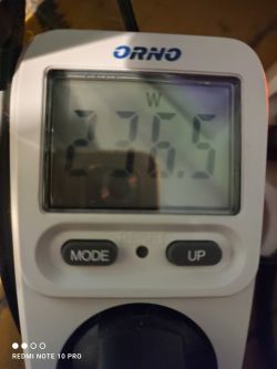 Watomierz ORNO pokazujący zużycie energii na poziomie 236,5 W.