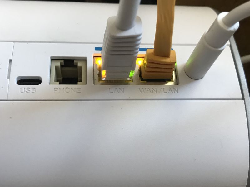 Porty routera ZTE G5 Ultra MC8512 z podłączonymi kablami Ethernet
