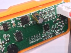 Zbliżenie na płytkę drukowaną z elementami elektronicznymi wewnątrz stacji lutowniczej T12OAS.