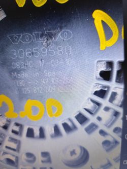 Zbliżenie tabliczki znamionowej alternatora Volvo z oznaczeniami modelu i parametrów.
