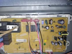Płytka sterująca piekarnika Samsung z widocznymi elementami elektrycznymi.