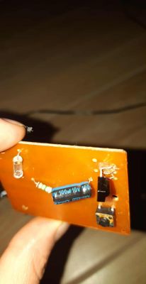 Płytka PCB z kondensatorem 100µF 10V, rezystorem, LED i złączem pinowym