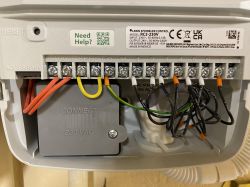 Panel kontrolny systemu nawadniania z podłączonymi przewodami.