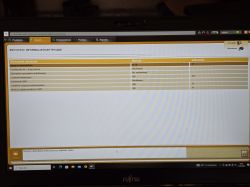 Ekran laptopa z informacjami o błędach elektrycznych samochodu.