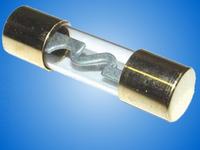 Jak podłączyć obudowę bezpiecznika do wzmacniacza w aucie?