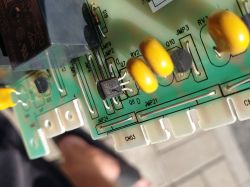 Indesit DSG 573S - triak sterujący klapką tabletki oznaczenie