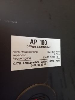 Etykieta głośnika CATH AP 180 z parametrami technicznymi