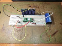 Wykrywanie zaniku zasilania na INT0 i podtrzymanie mikrokontrolera