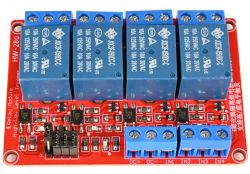Moduł przekaźników 4-kanałowy z niebieskimi przekaźnikami na czerwonej płytce PCB