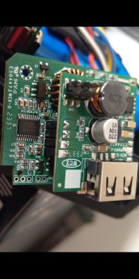 Zbliżenie na wewnętrzną elektronikę jump startera Baseus CGNL020001 rev. 2.01 z widocznym mikrokontrolerem Nation N32G003F5S7 i układem zasilania.