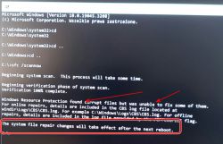 Ekran komputera z komunikatem o uszkodzonych plikach systemowych w systemie Windows.