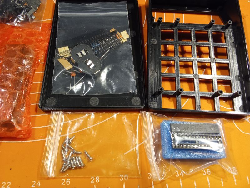 Zestaw części do złożenia kalkulatora elektronicznego.