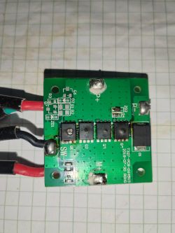 Zielona płytka elektroniczna z oznaczeniem ZD2 i kilkoma komponentami.